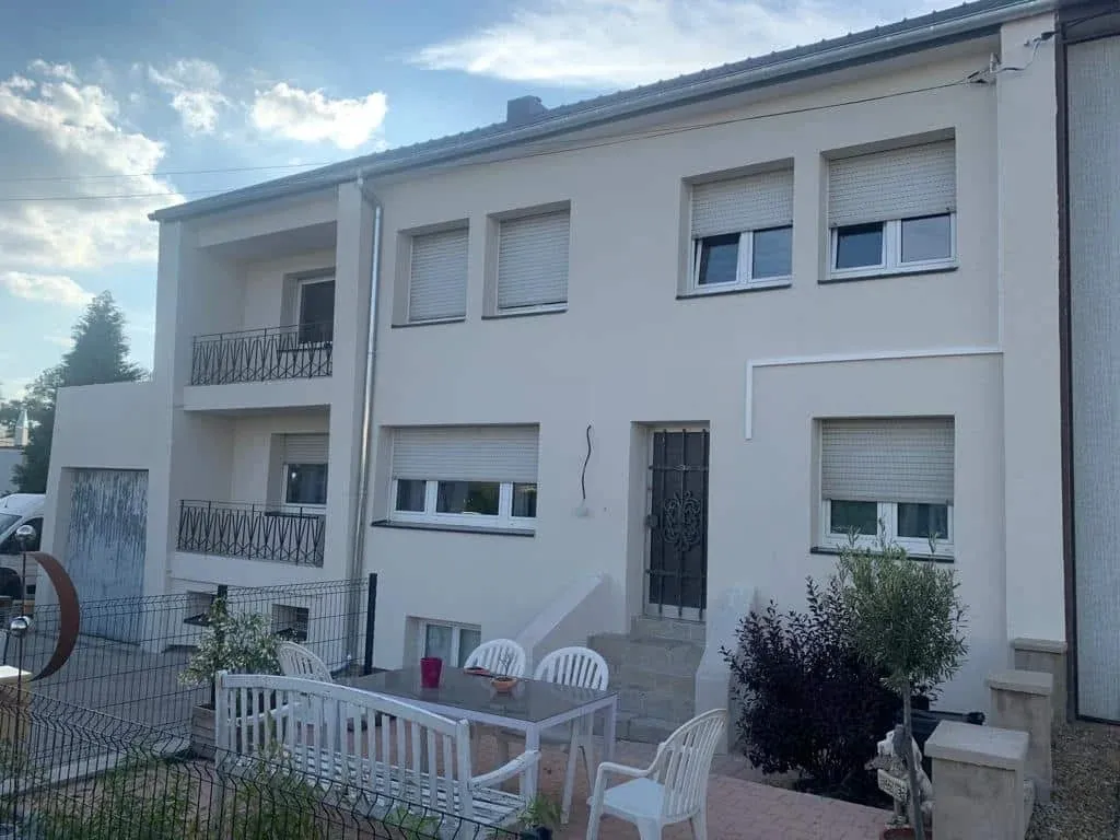 Application d'un enduit de finition sur une façade en cours de rénovation
